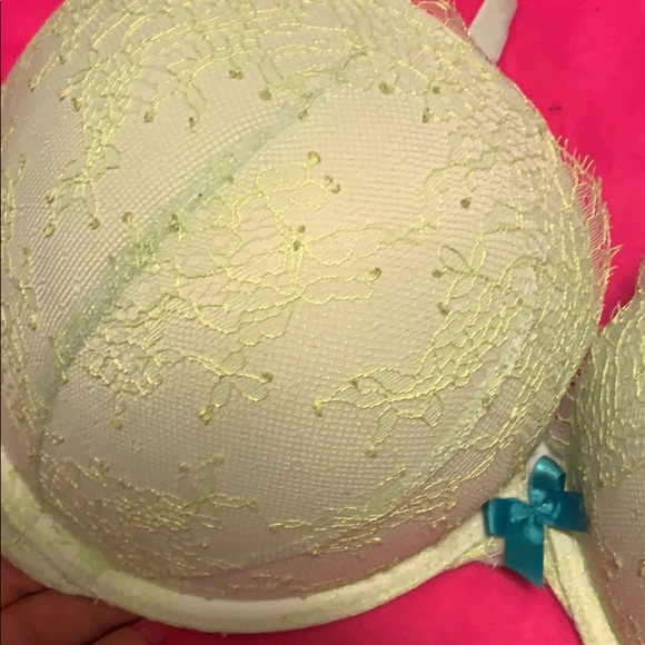 SOLD🚨VS bombshell push up bra - Picture 2 of 4